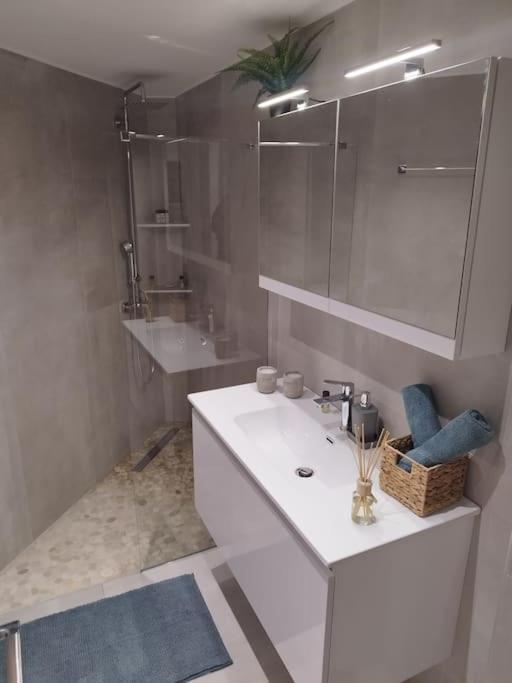 Floral Home 1 - Ground Floor Apt With Courtyard And Private Parking! アテネ エクステリア 写真