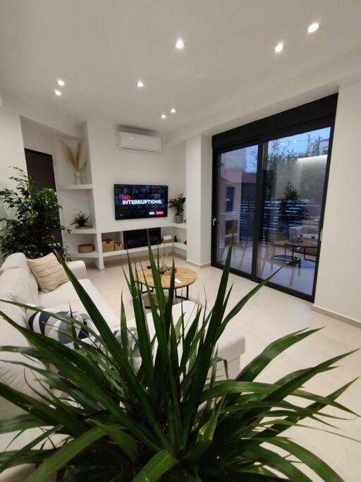 Floral Home 1 - Ground Floor Apt With Courtyard And Private Parking! アテネ エクステリア 写真