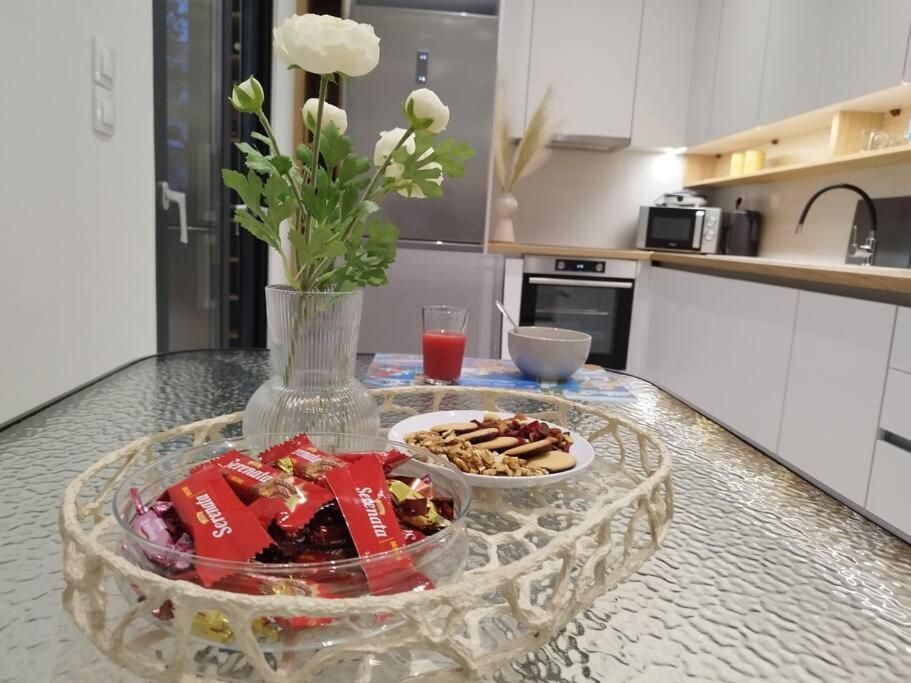 Floral Home 1 - Ground Floor Apt With Courtyard And Private Parking! アテネ エクステリア 写真