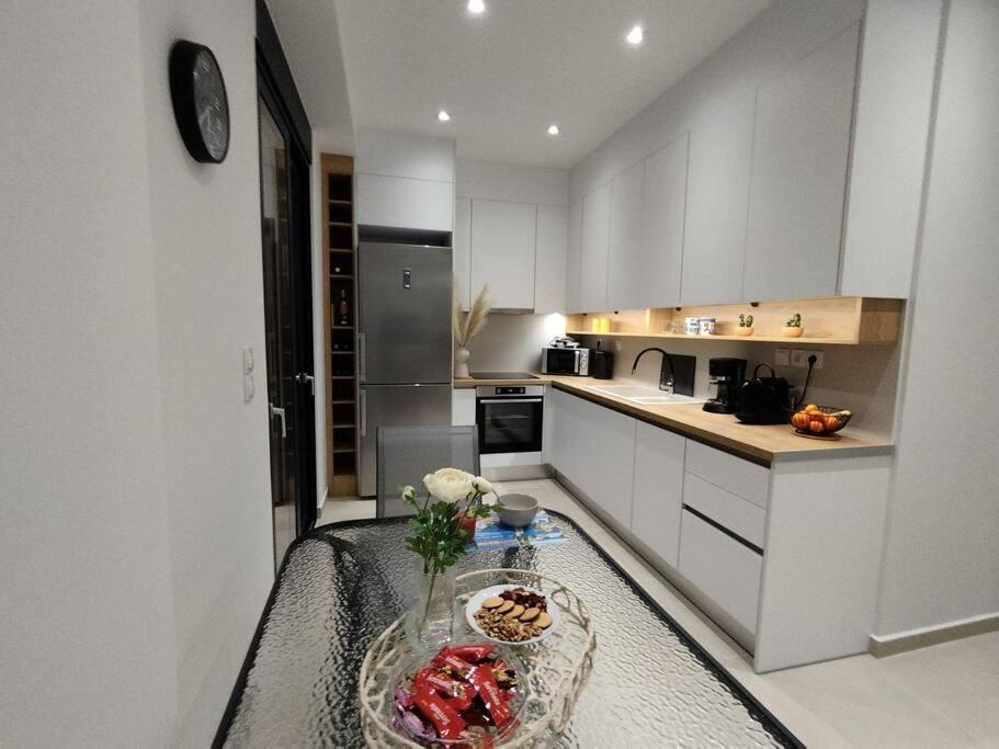 Floral Home 1 - Ground Floor Apt With Courtyard And Private Parking! アテネ エクステリア 写真