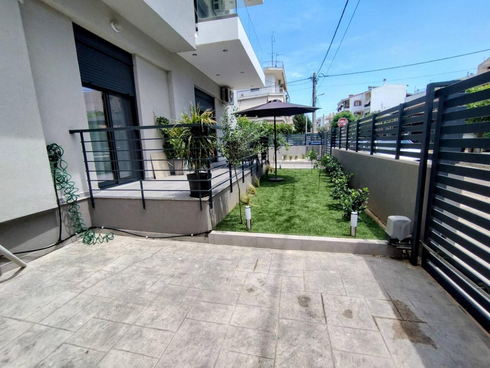 Floral Home 1 - Ground Floor Apt With Courtyard And Private Parking! アテネ エクステリア 写真