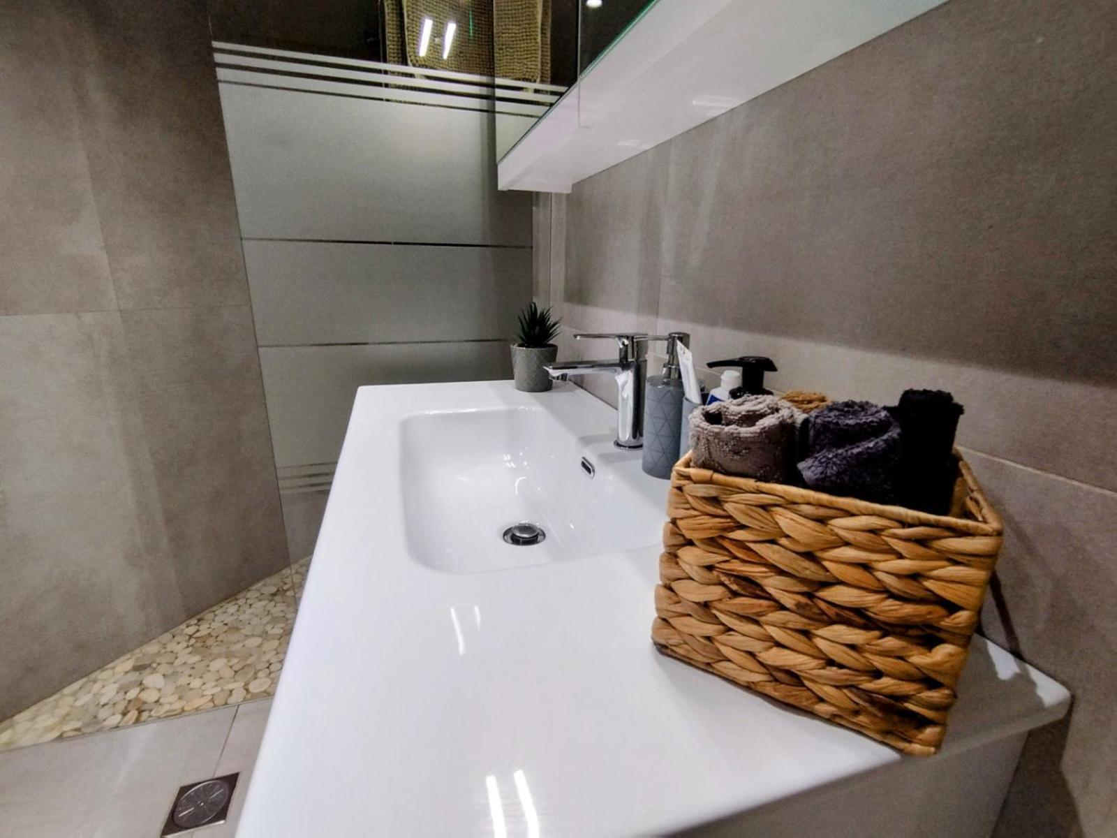 Floral Home 1 - Ground Floor Apt With Courtyard And Private Parking! アテネ エクステリア 写真