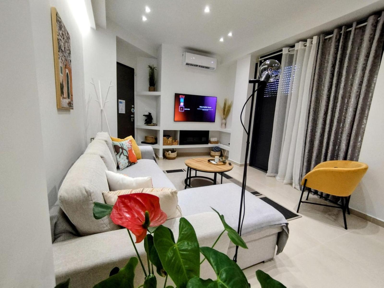 Floral Home 1 - Ground Floor Apt With Courtyard And Private Parking! アテネ エクステリア 写真
